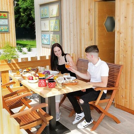 Honey Paradise Glamping Resort Dobova Ngoại thất bức ảnh